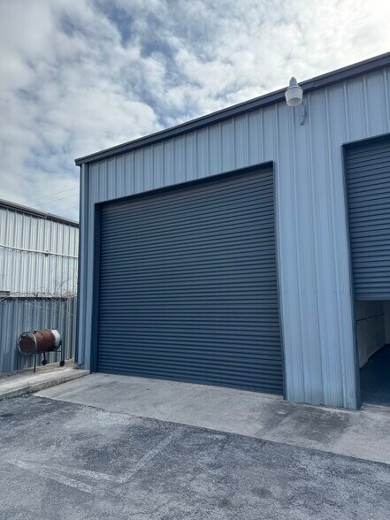 More Photos Of 7038 Eckhert Rd, San Antonio Warehouse For Lease