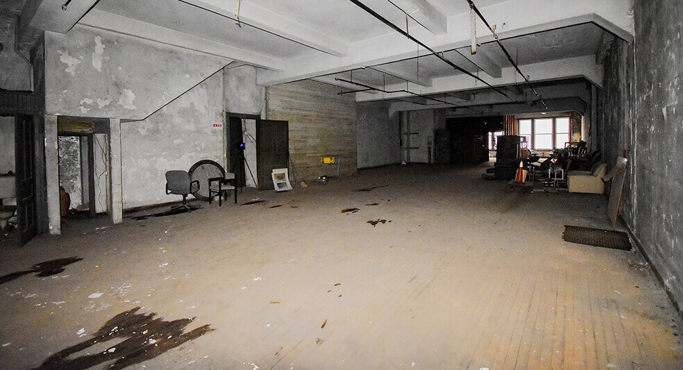 More Photos Of 414-416 E Baltimore St, Baltimore Bar For Sale