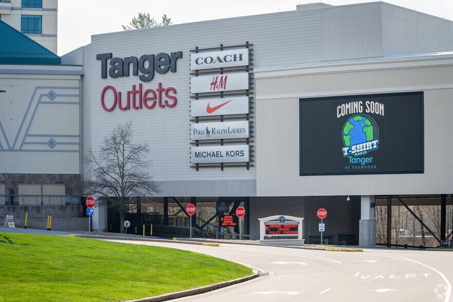 More Photos Of 455 Trolley Line Blvd, Mashantucket General Retail For Lease