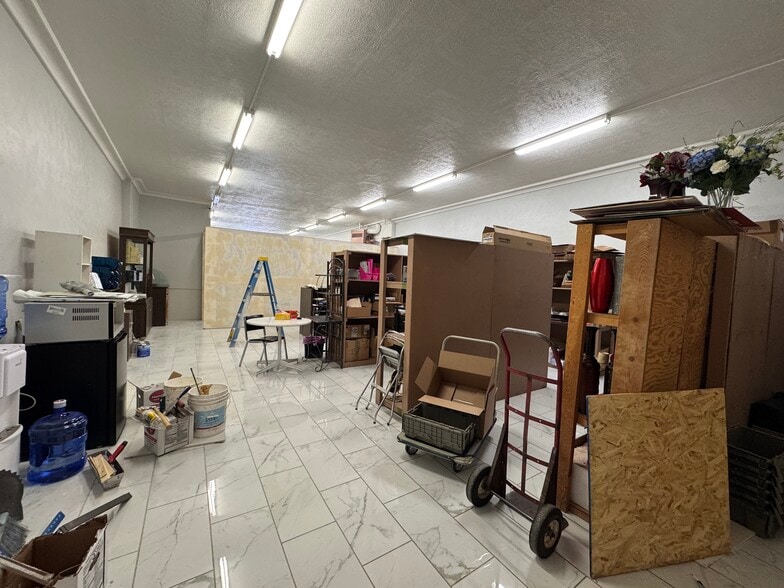 More Photos Of 1221 Overland Ave, Burley Storefront For Sale