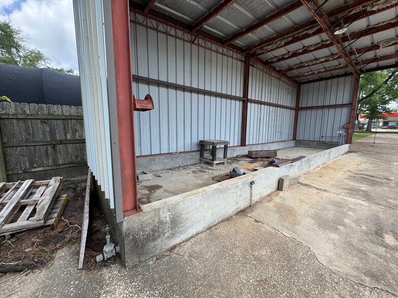 More Photos Of 1208 S Chestnut St, Lufkin Showroom For Sale