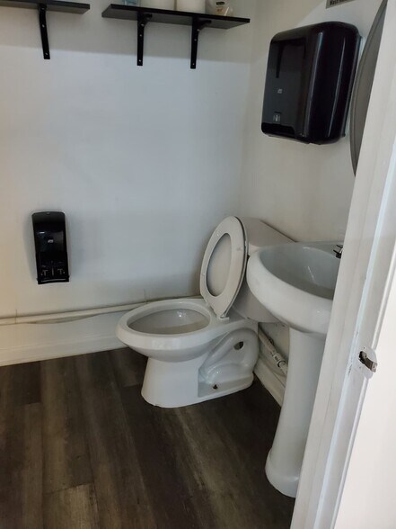 More Photos Of 2640-2666 W 79th St, Hialeah Warehouse For Lease