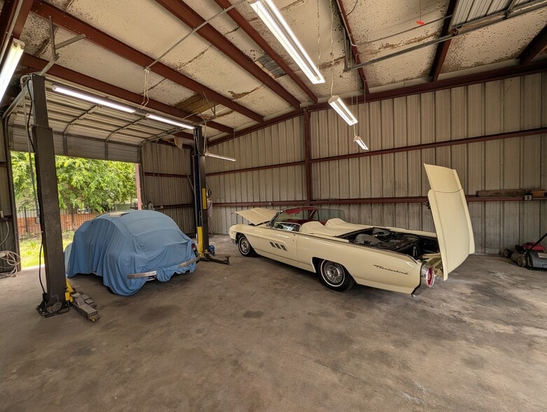 More Photos Of 11914 New Meadow Dr, Houston Light Manufacturing For Sale