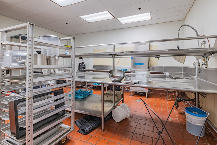 More Photos Of 125 E Main St, Rochester Hotel For Lease