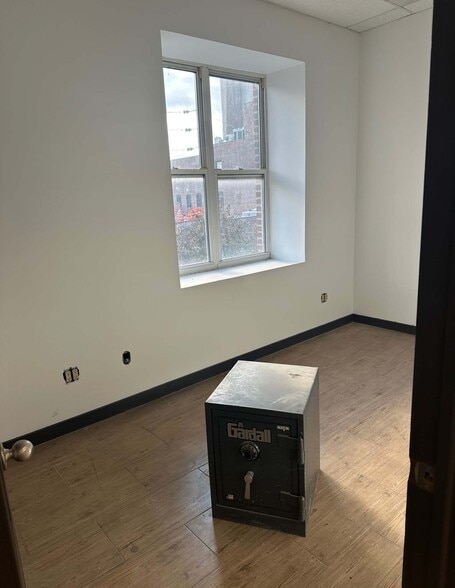 More Photos Of 163 Imlay St, Brooklyn Warehouse For Lease