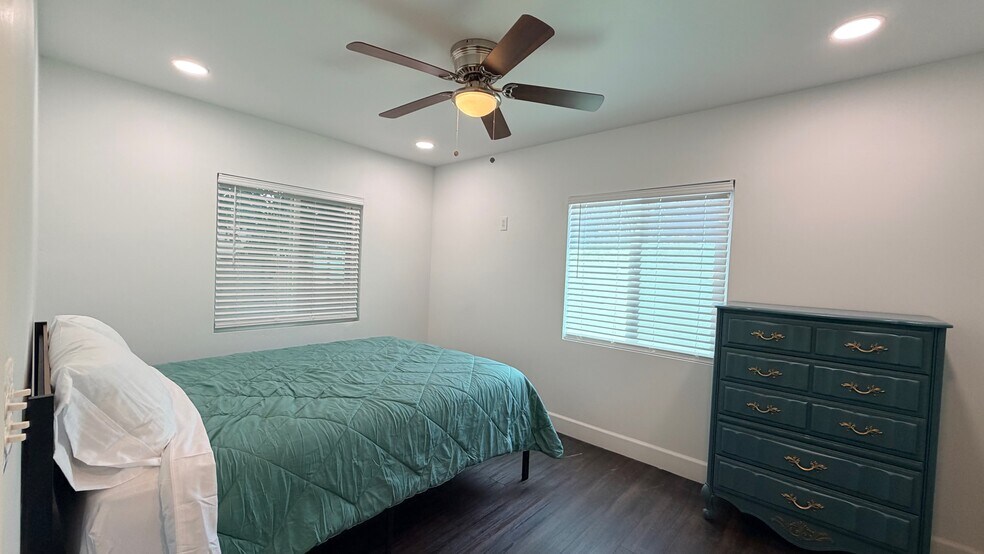 More Photos Of 1012 E Mineral King Ave, Visalia Flex For Sale