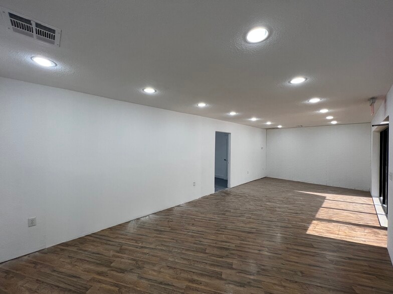 More Photos Of 12505 66th St N, Largo Warehouse For Lease