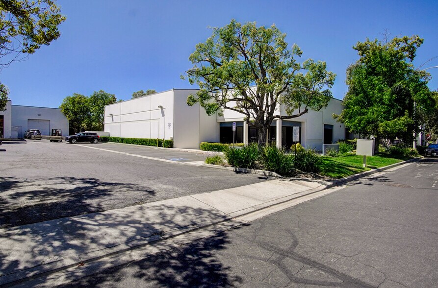 More Photos Of 11990 Hertz St, Moorpark Warehouse For Sale