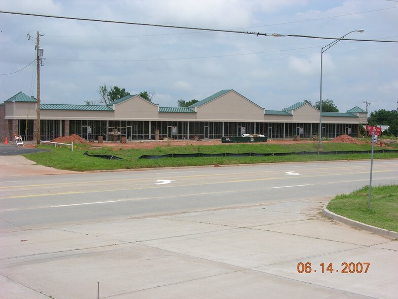 More Photos Of 1337 E State Highway 152, Mustang General Retail For Lease