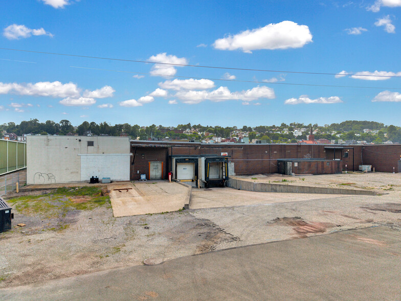 More Photos Of 100 Chamber Plz, Charleroi Supermarket For Lease
