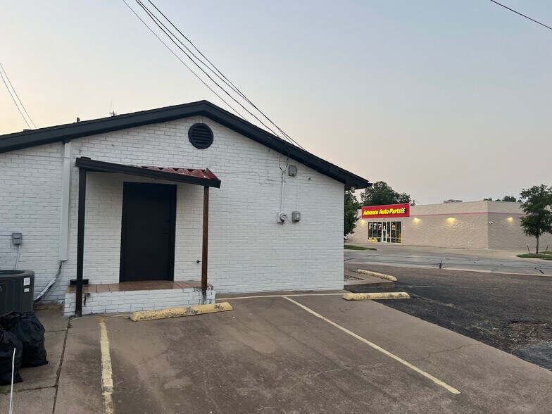 More Photos Of 418 W Chambers St, Cleburne Office For Sale
