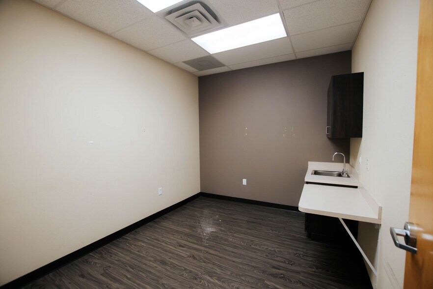 More Photos Of 9870 N Gateway Blvd, El Paso Office For Lease