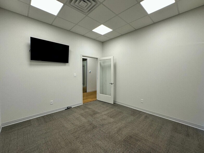 More Photos Of 1025 Oak St, Abilene Office For Lease