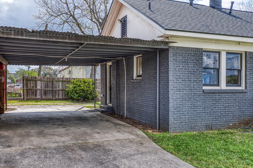 More Photos Of 404 W Main St, Bellville Office Residential For Sale