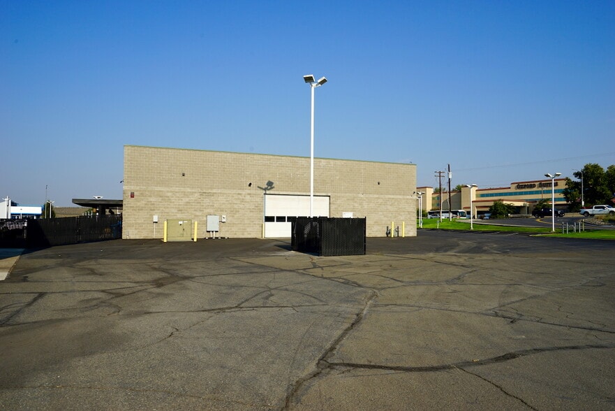 More Photos Of 1702 E Yakima Ave, Yakima Restaurant For Lease