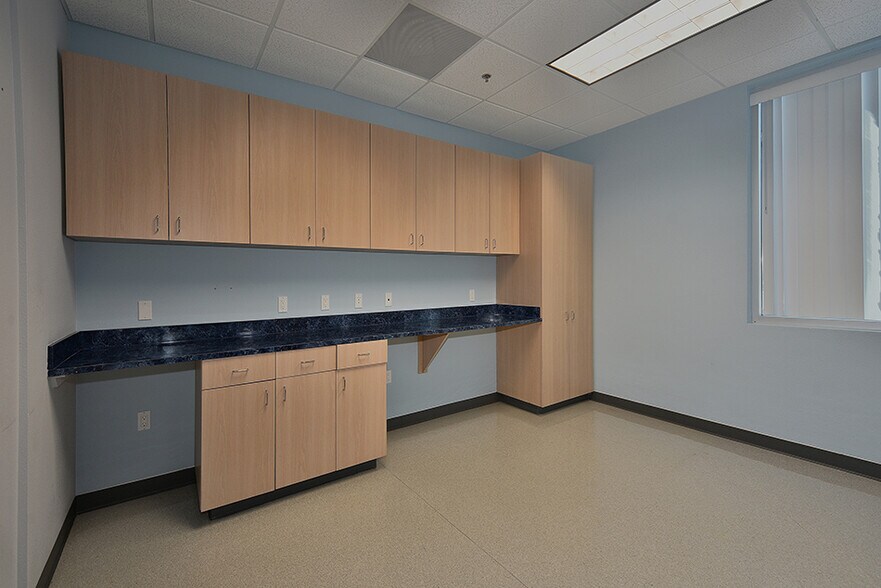 More Photos Of 114 Vision Park Blvd, Shenandoah Office For Sale