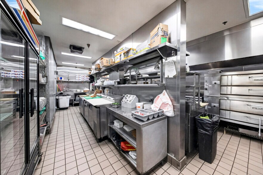 More Photos Of 910 W Pacific Coast Hwy, Wilmington Bar For Lease