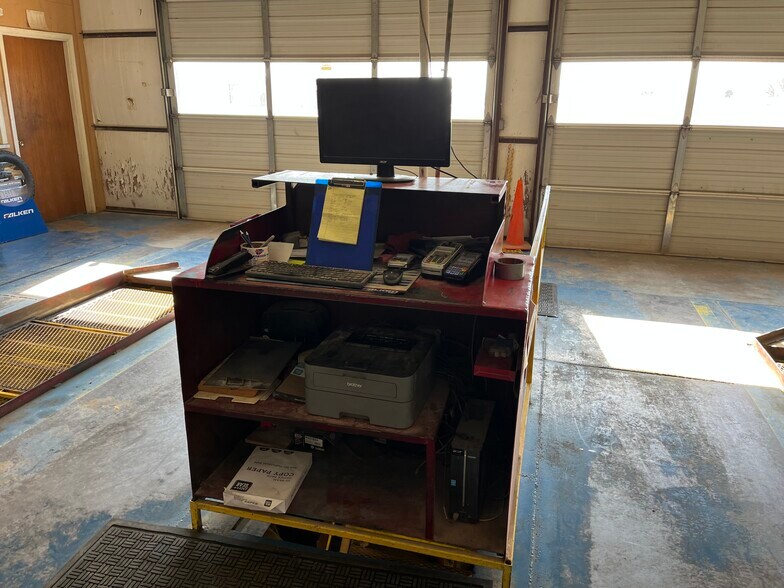 More Photos Of 1202 Cherokee St, Lindsay Auto Repair For Sale