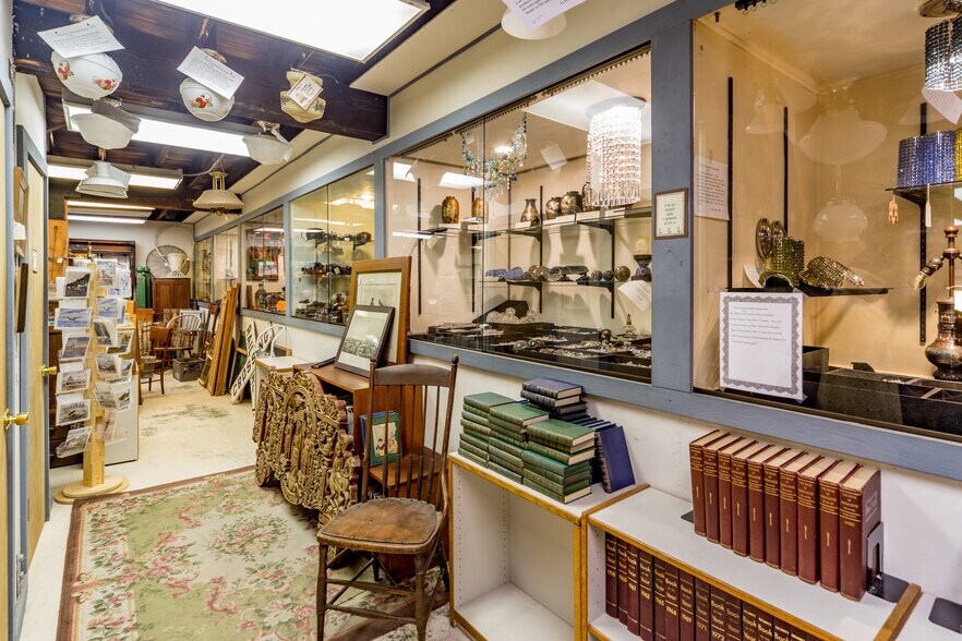 More Photos Of 802 Washington St, Port Townsend General Retail For Sale