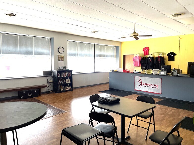 More Photos Of 307 6th St, Charleston Storefront Retail Office For Sale