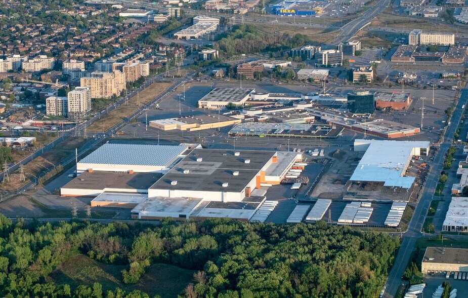 More Photos Of 3031-3207 Boul Thimens, Saint-Laurent Distribution For Sale