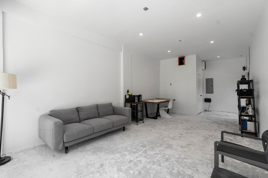 More Photos Of 216 NW 11th St, Miami General Retail For Lease