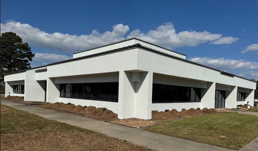 More Photos Of 2000 Hillpoint Blvd N, Suffolk Office For Lease