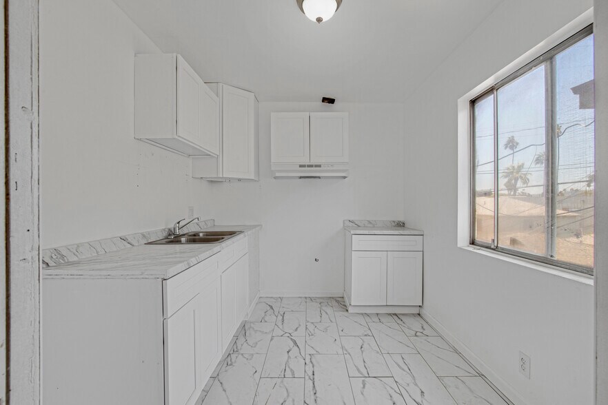 More Photos Of 2016 S Bedford St, Los Angeles Apartments For Sale