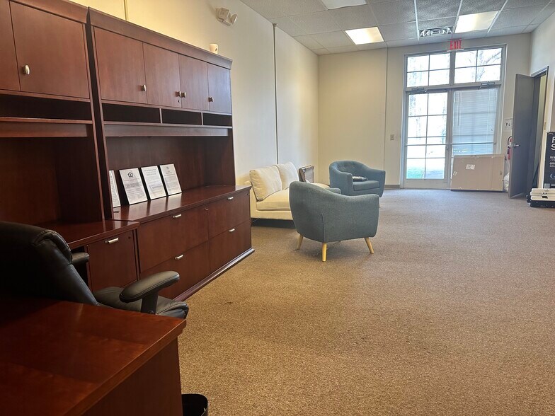 More Photos Of 150 Stone St, Villa Rica Office For Sale