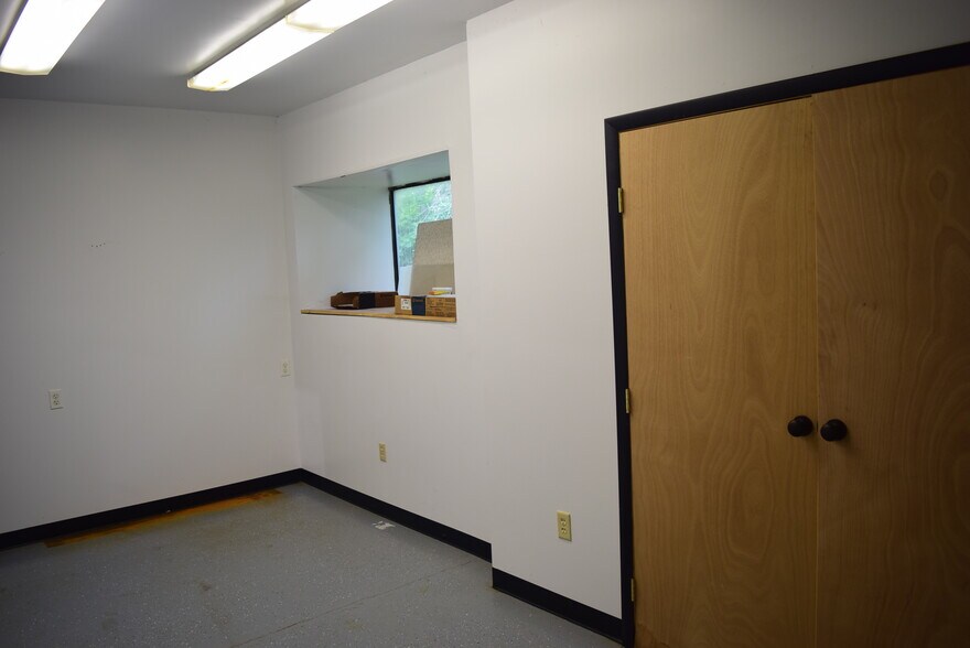 More Photos Of 2013 General Potter Hwy, Centre Hall Showroom For Sale
