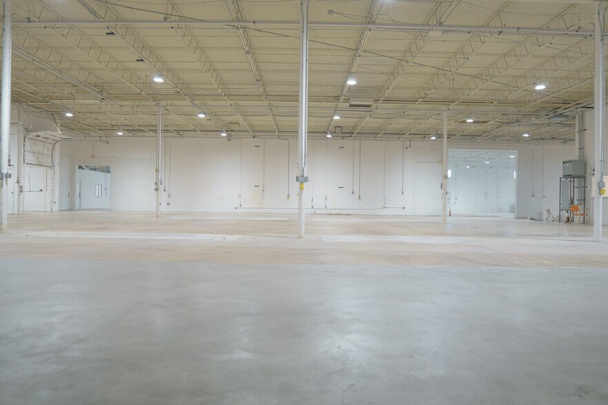 More Photos Of 9121 King Arthur Dr, Dallas Manufacturing For Lease