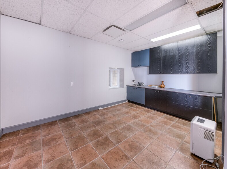 More Photos Of 2711-2715 Louis-XIV Boul, Québec Manufacturing For Lease