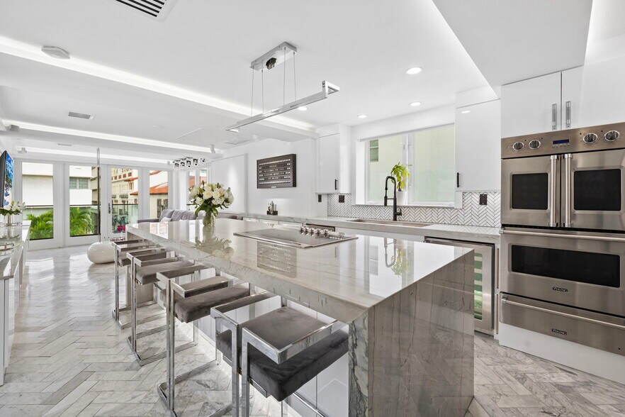 More Photos Of 124 11th St, Miami Beach Hotel For Sale