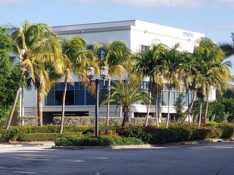 More Photos Of 2505 Metrocentre Blvd, West Palm Beach Medical For Lease