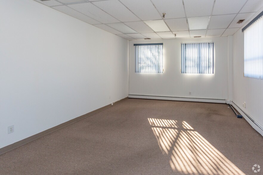 More Photos Of 170 Allen Blvd, Farmingdale Warehouse For Lease