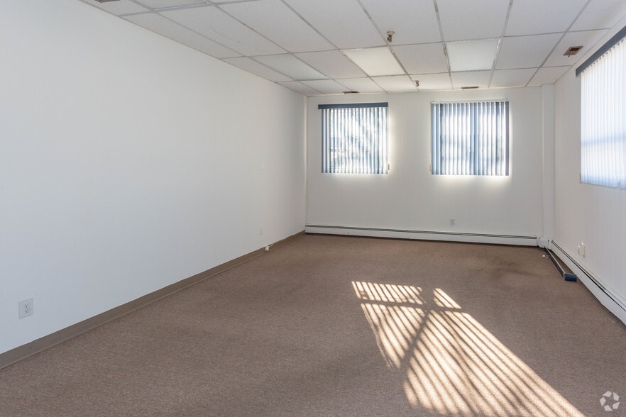 More Photos Of 170 Allen Blvd, Farmingdale Warehouse For Lease