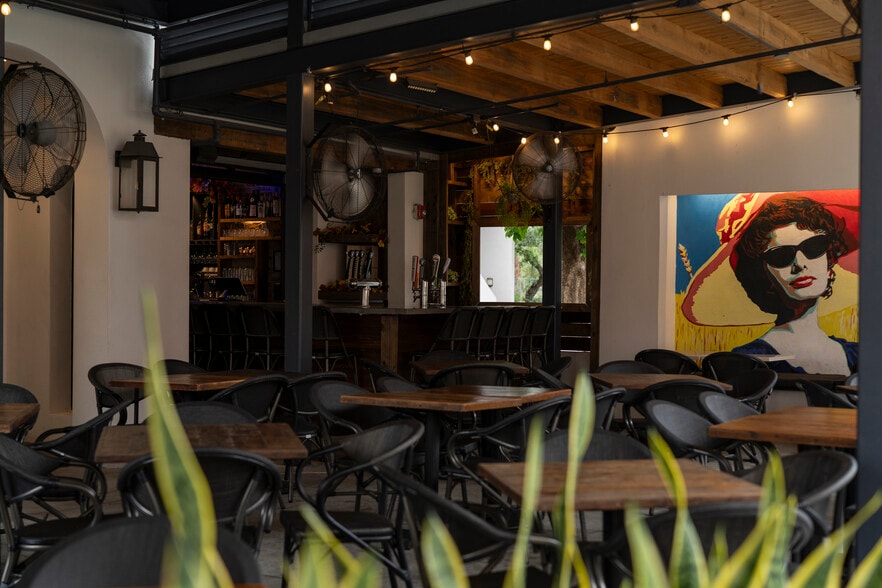 More Photos Of 27 Fletcher Ave, Sarasota Restaurant For Sale