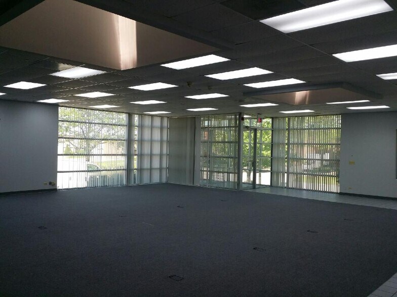 More Photos Of 345 Richert Rd, Wood Dale Warehouse For Lease