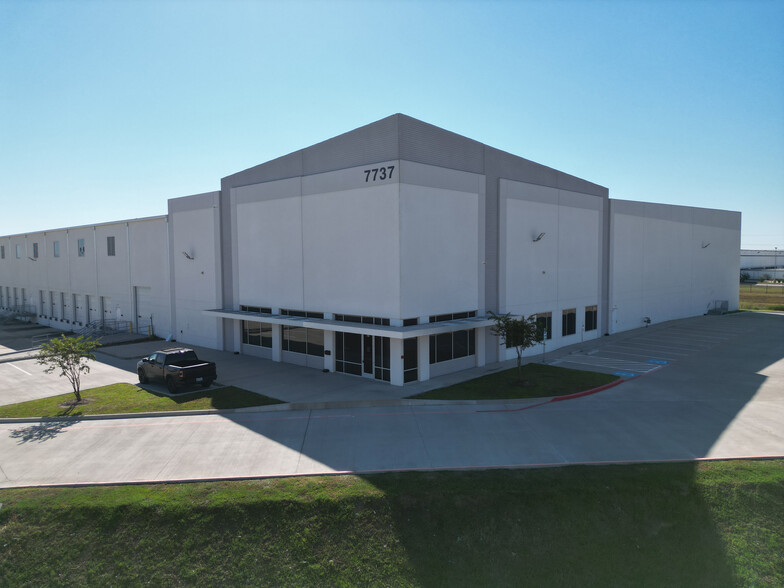 Primary Photo Of 7737 Cherokee Rd, Katy Distribution For Sale