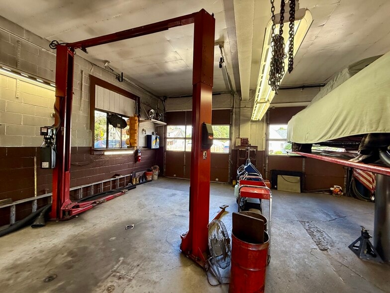 More Photos Of 2320 E Saginaw St, Lansing Auto Repair For Sale