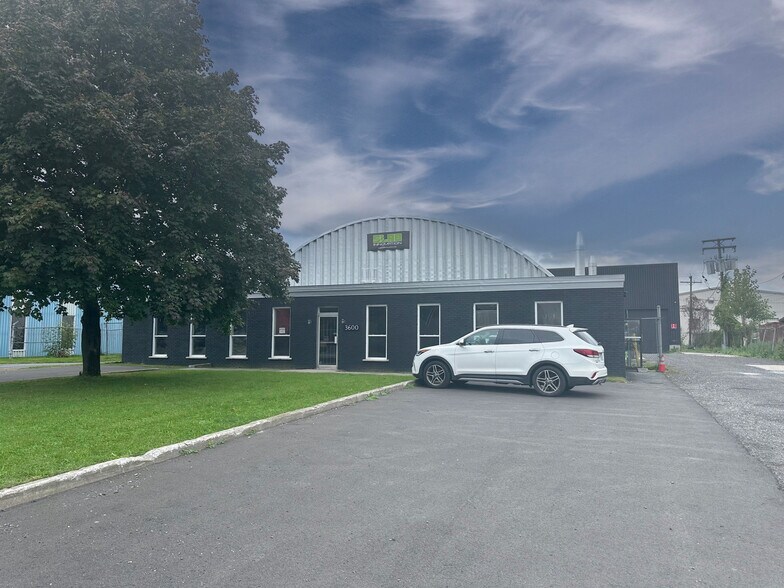 More Photos Of 3600 Boul Losch, Saint-hubert Warehouse For Lease
