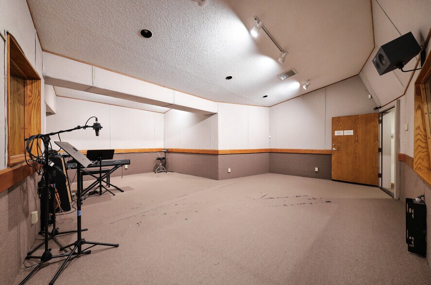More Photos Of 931 26th St, Bakersfield Movie Radio TVStudio For Sale