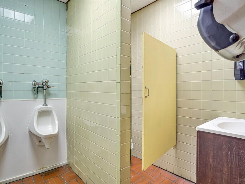 More Photos Of 200 N Main St, Dupo Specialty For Sale