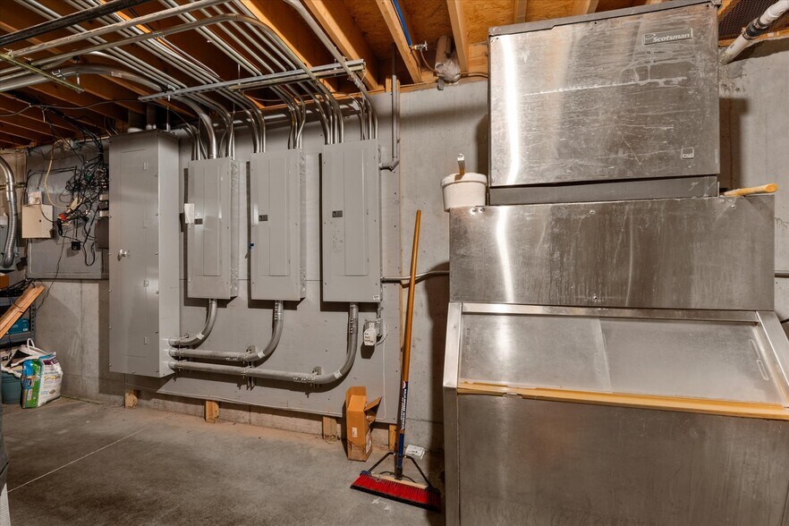 More Photos Of 212 Main St, Oneida General Retail For Sale