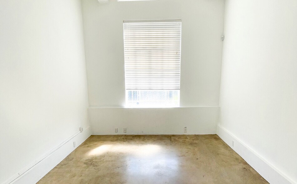 More Photos Of 1050-1054 N Cahuenga Blvd, Los Angeles Showroom For Lease