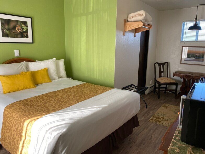 More Photos Of 940 Oregon Ave SE, Bandon Hotel For Sale