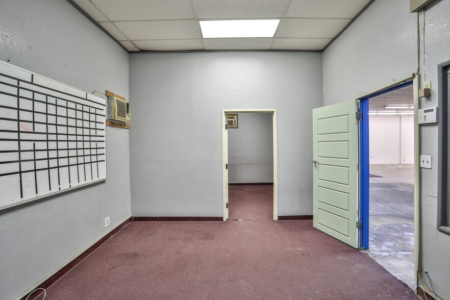 More Photos Of 4611 Holt Blvd, Montclair Showroom For Lease