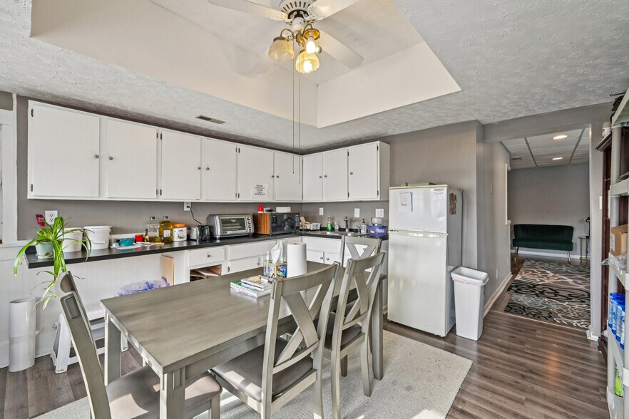 More Photos Of 56 N Franklin St, Delaware Freestanding For Sale