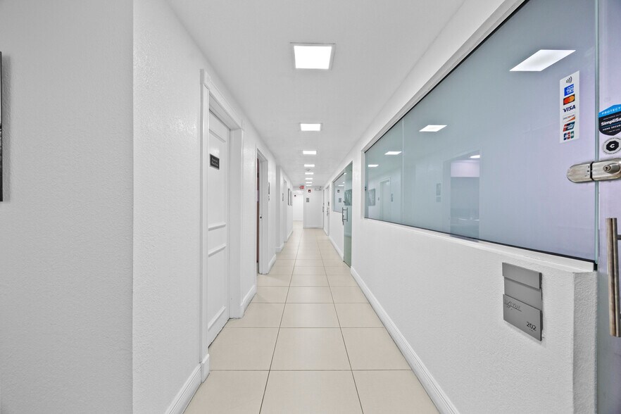 More Photos Of 1940 Harrison St, Hollywood Office For Lease