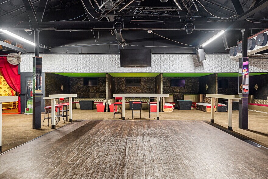 More Photos Of 13087 Hwy 271 N, Tyler Sports And Entertainment For Lease